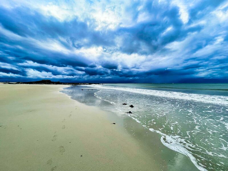 Wolkenwand am Strand