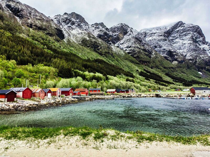Oben frischer Neuschnee im Juni